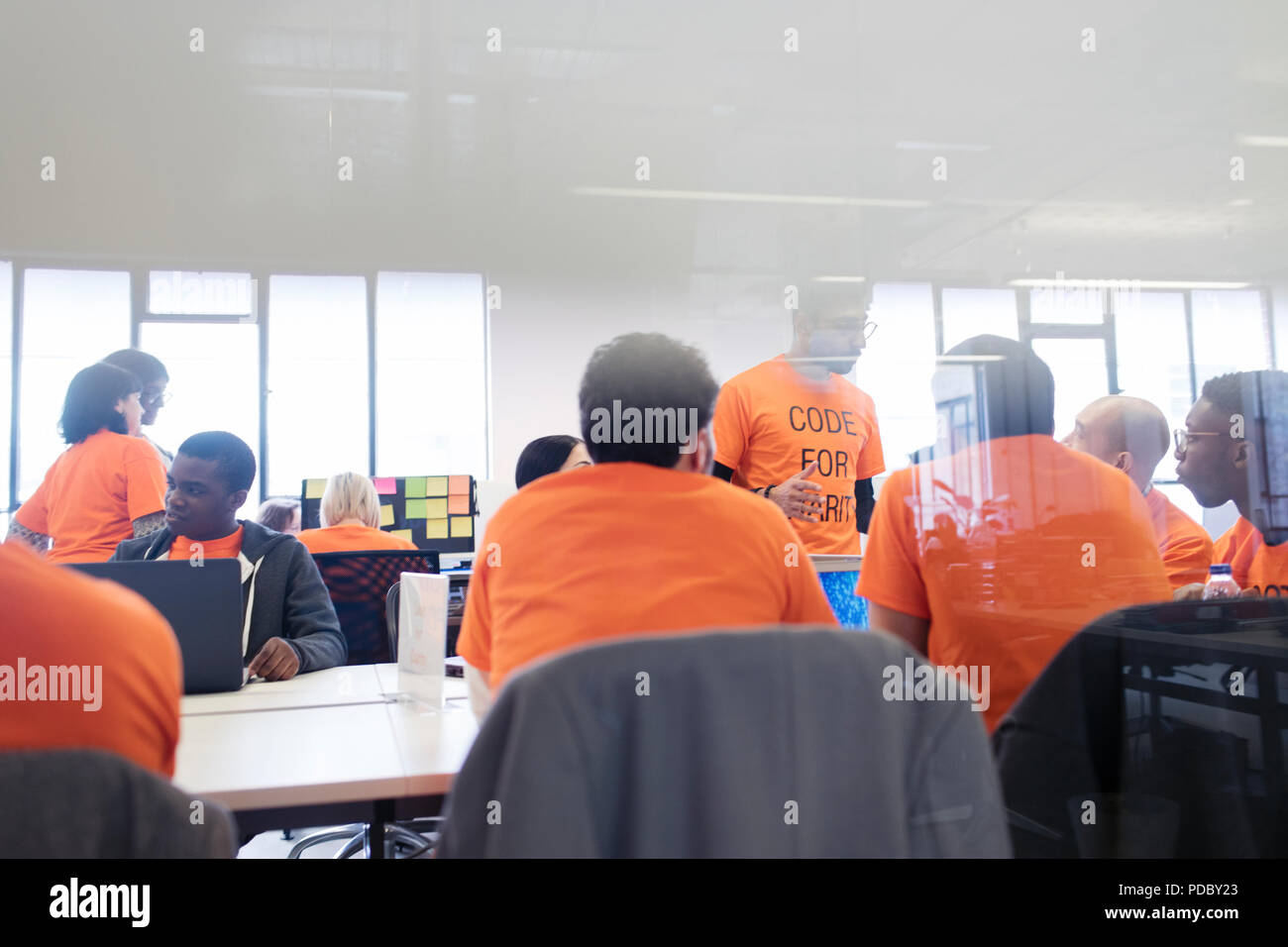 Les pirates codant pour la charité à l'hackathon Banque D'Images