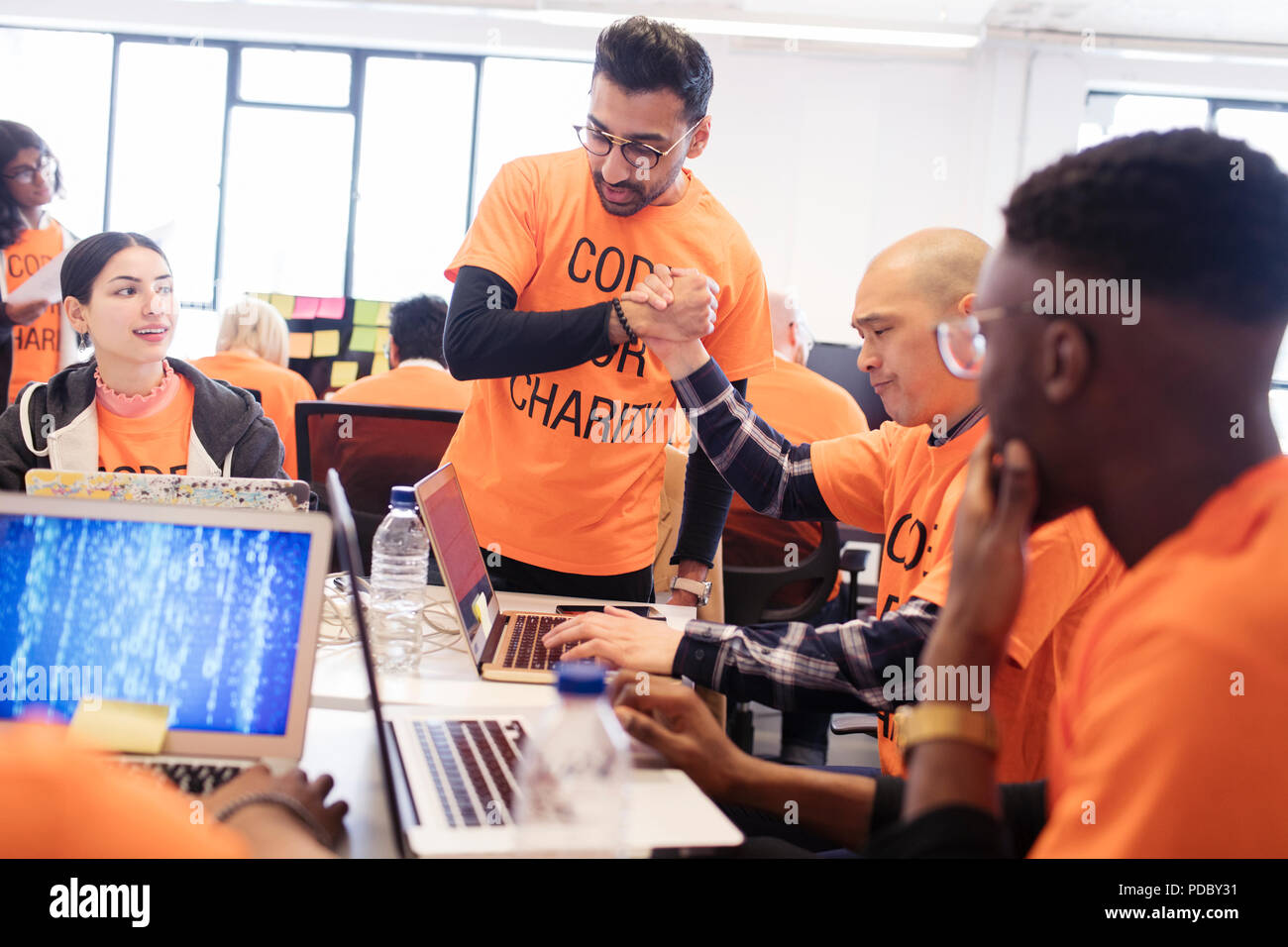 Les pirates de liaison, de célébrer et de codage pour la charité à l'hackathon Banque D'Images