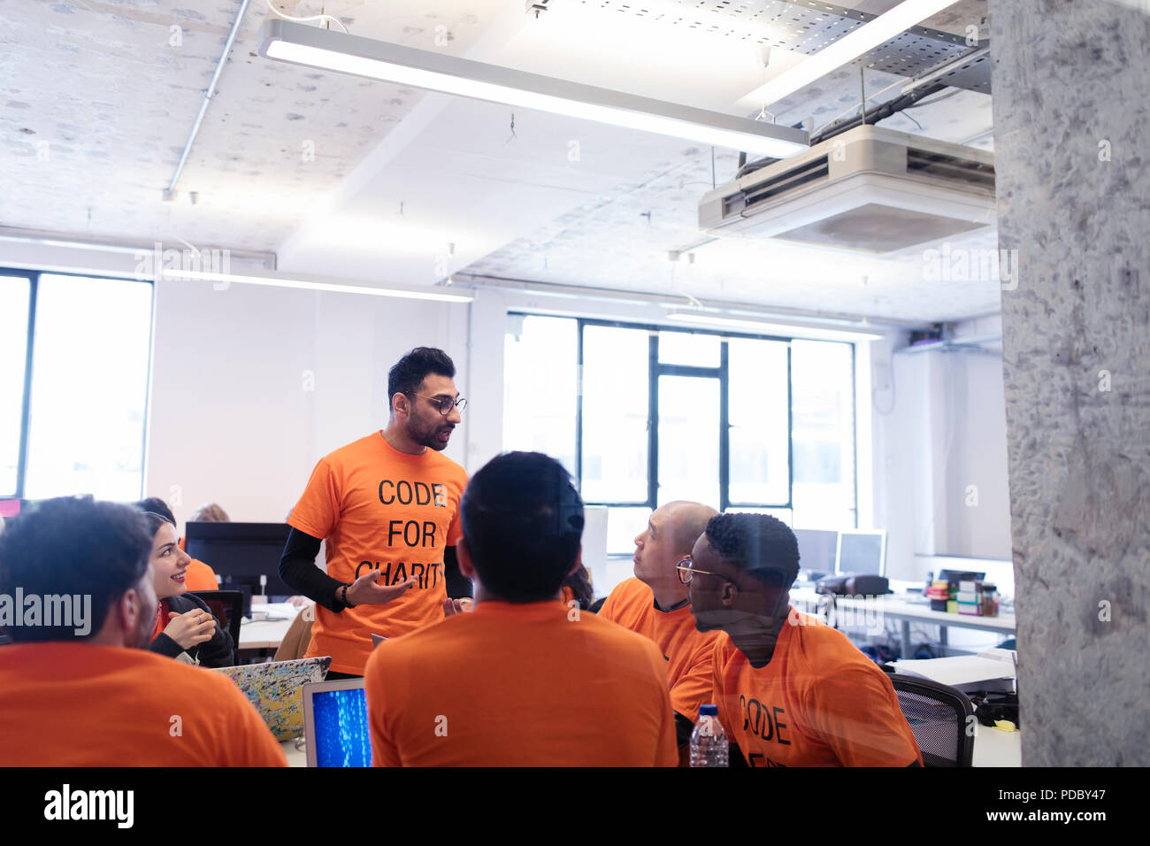 Hacker discussion, codant pour la charité à l'hackathon Banque D'Images