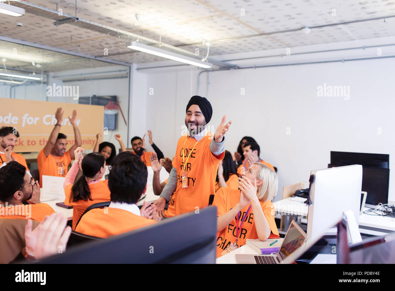 Les pirates enthousiastes acclamations, codant pour la charité à l'hackathon Banque D'Images