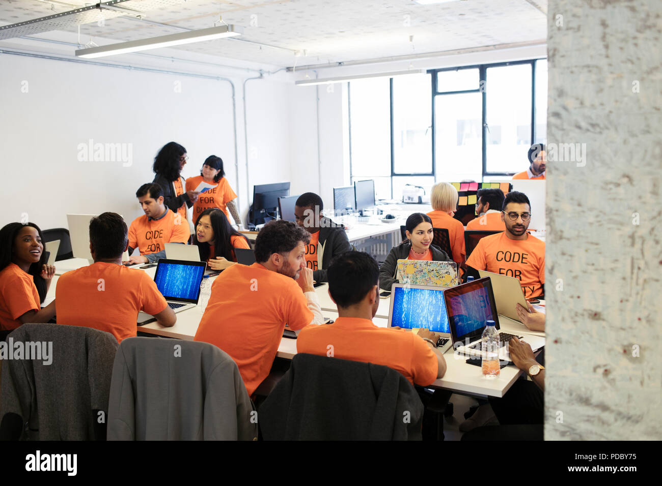 Les pirates codant pour la charité à l'hackathon Banque D'Images