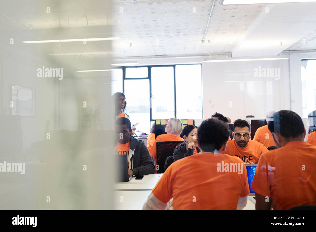 Les pirates codant pour la charité à l'hackathon Banque D'Images