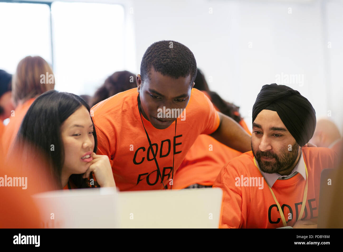 Les pirates codant pour la charité à l'hackathon Banque D'Images