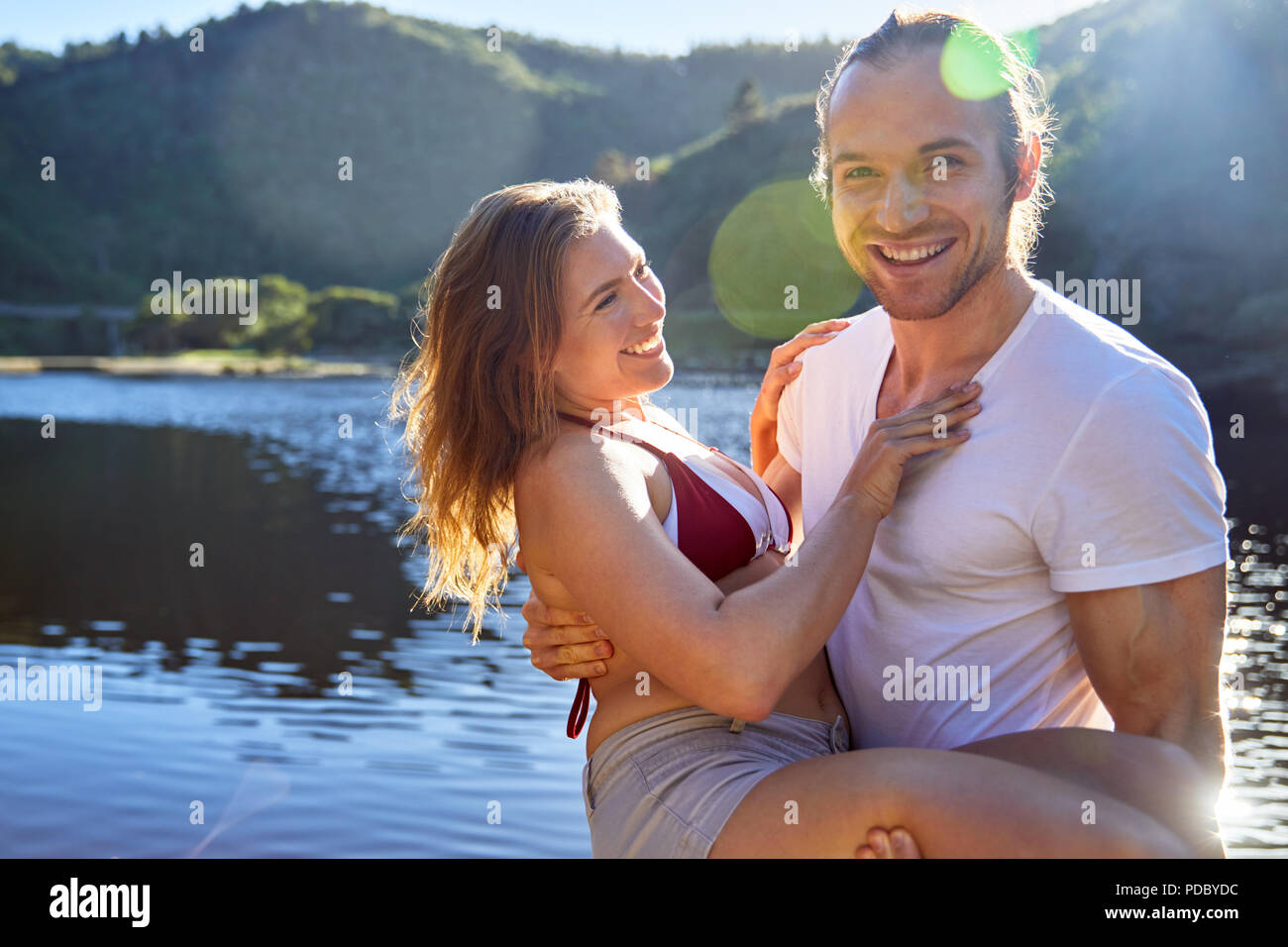 Portrait romantique, carefree couple à sunny summer lake Banque D'Images