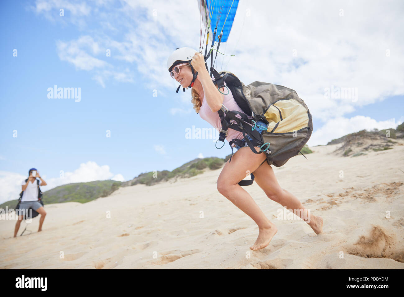Parapente, course féminine de décoller sur beach Banque D'Images