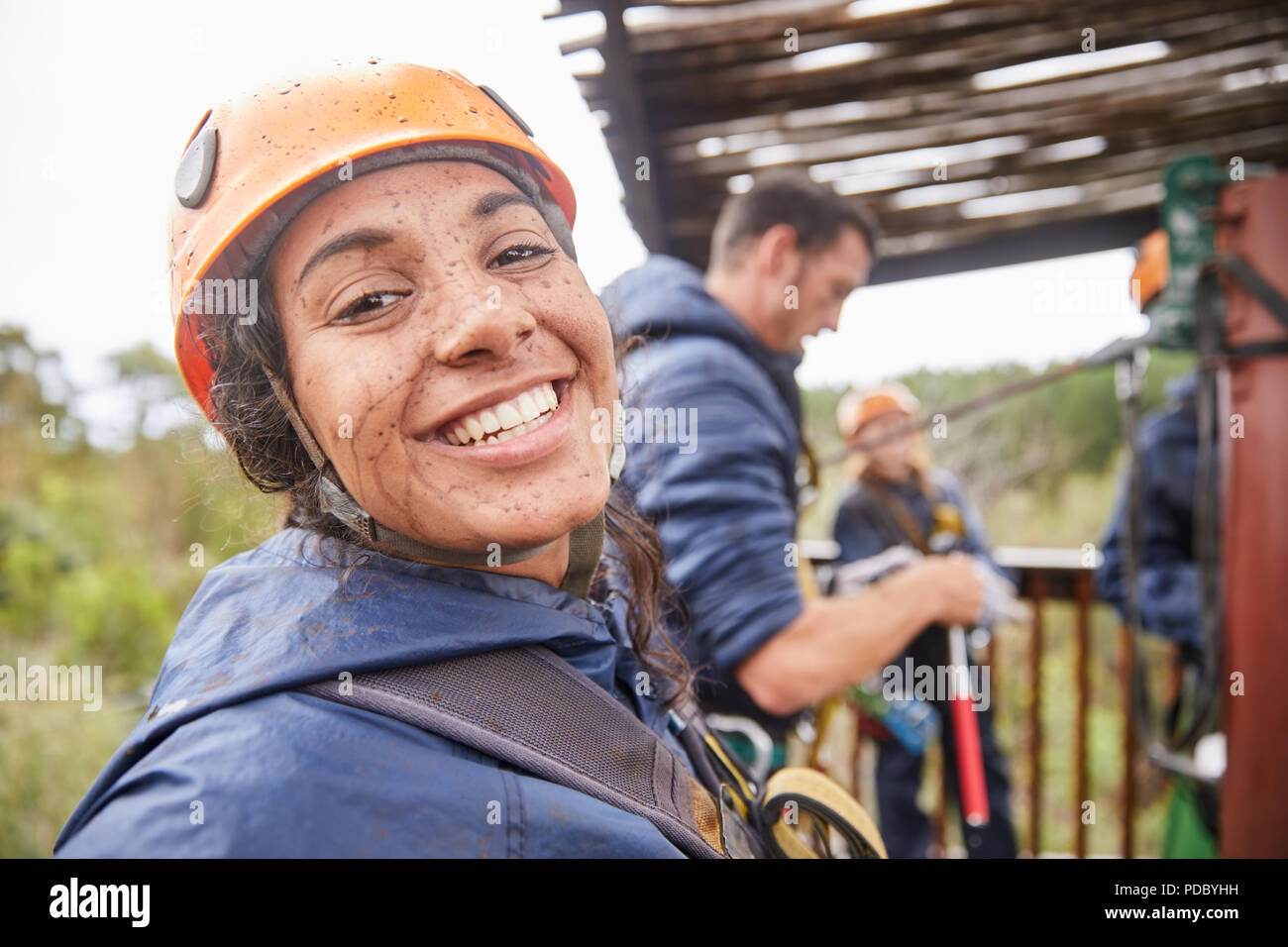 Portrait enthousiaste, young woman enjoying boueux la tyrolienne Banque D'Images