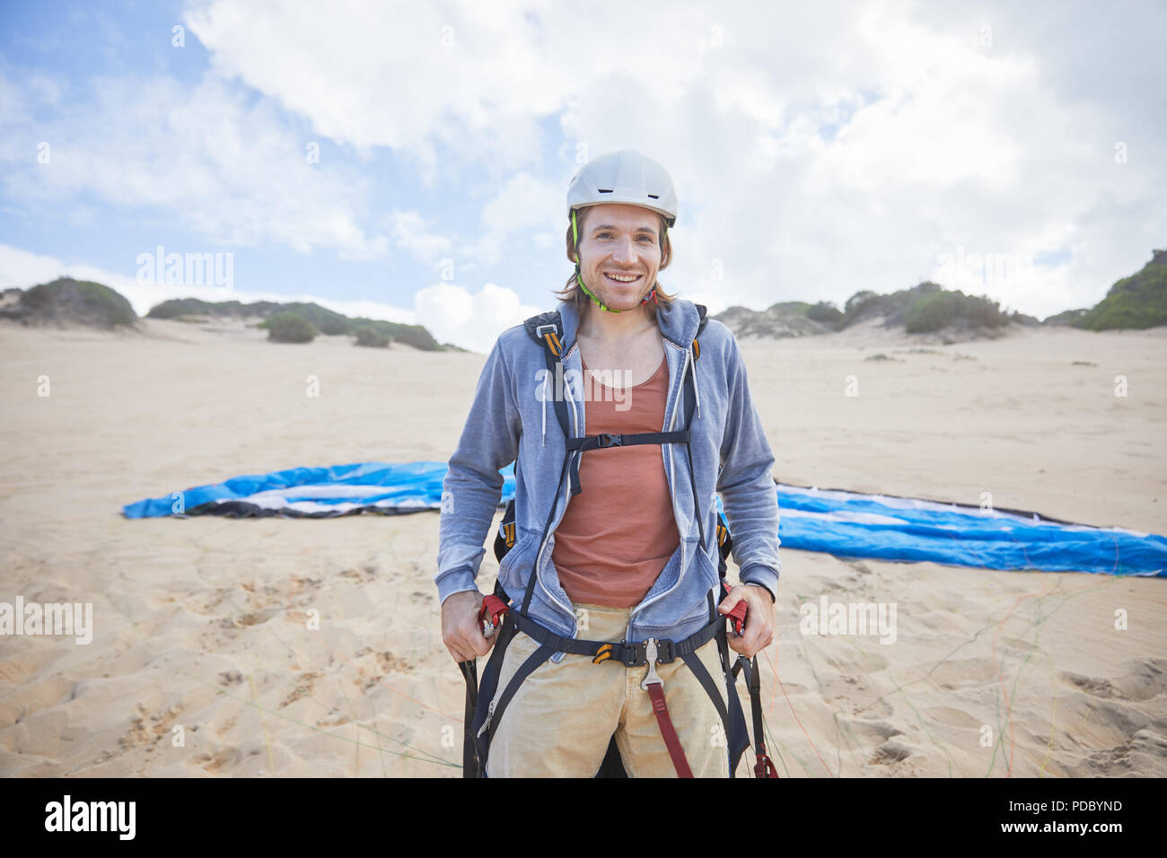 Portrait homme confiant sur parapente beach Banque D'Images