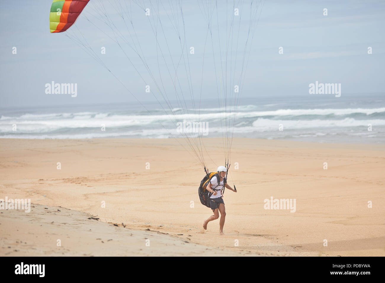 Parapente mâle s'exécutant sur Ocean Beach Banque D'Images