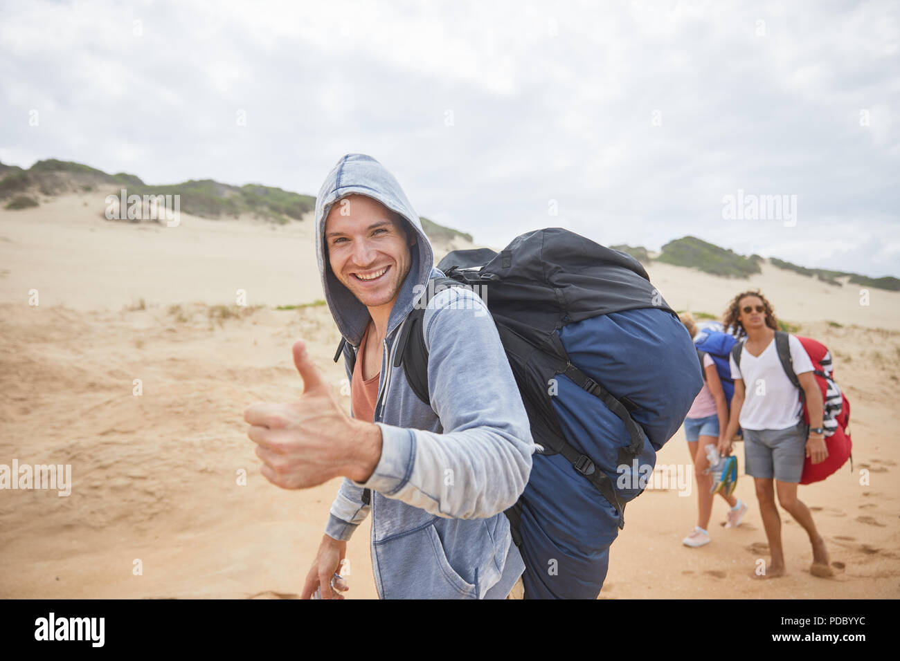 Portrait Homme confiant avec sac à dos parachute parapente on beach Banque D'Images