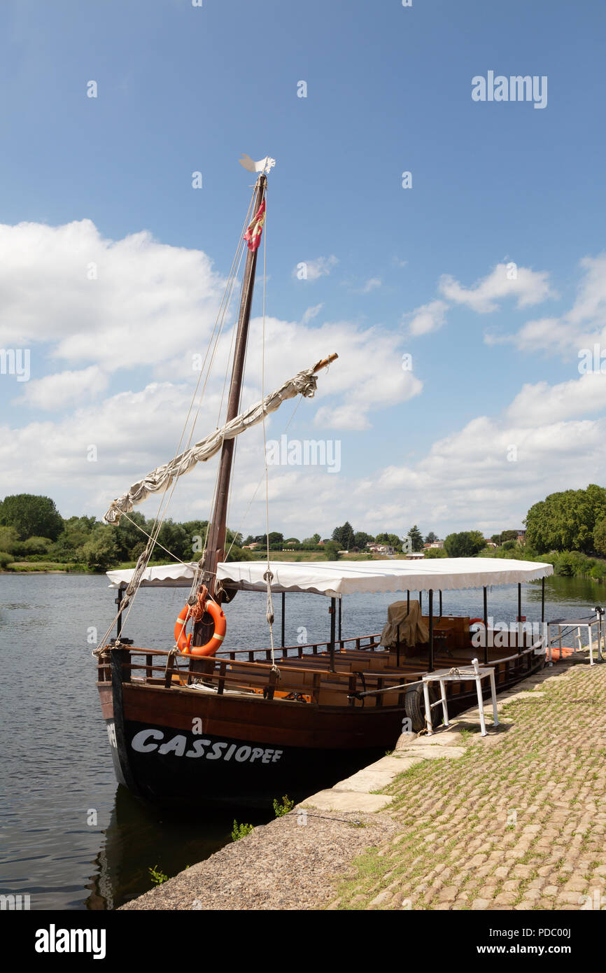 Une gabarre ou bateau traditionnel sur la rivière Dordogne à Bergerac pour les touristes des excursions en bateau, Bergerac, Dordogne, France Europe Banque D'Images