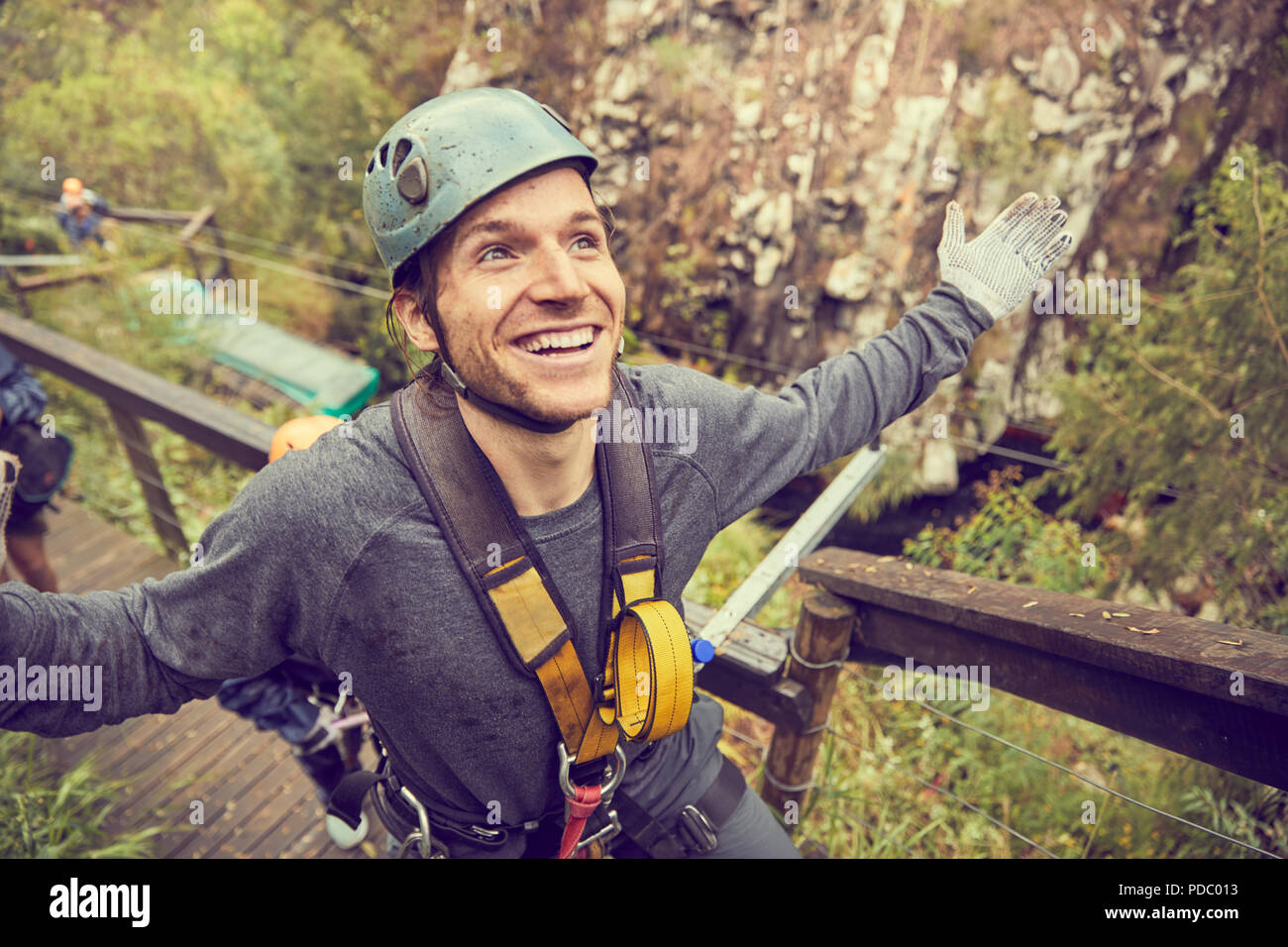 Portrait souriant, préparation de l'homme insouciant zip line Banque D'Images