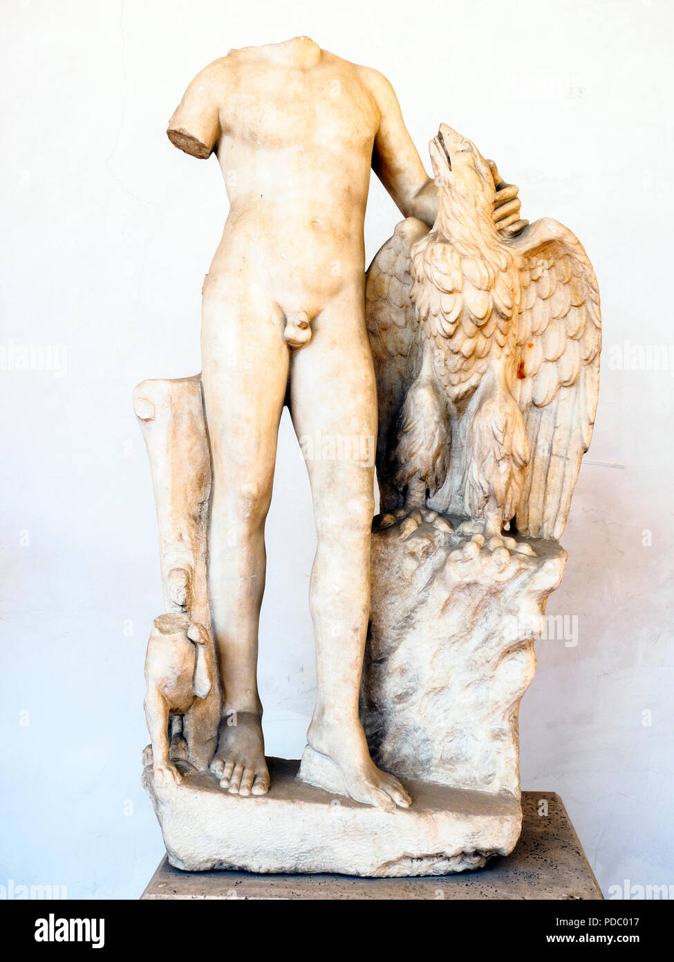 Statue de Ganymède avec l'aigle perché sur une pierre. Luni en début de la 3ème ANNONCE de siècle, trouvés dans la rue Via Prenestina parmi les vestiges d'une villa - National Musée romain - Les bains de Dioclétien - Rome, Italie Banque D'Images