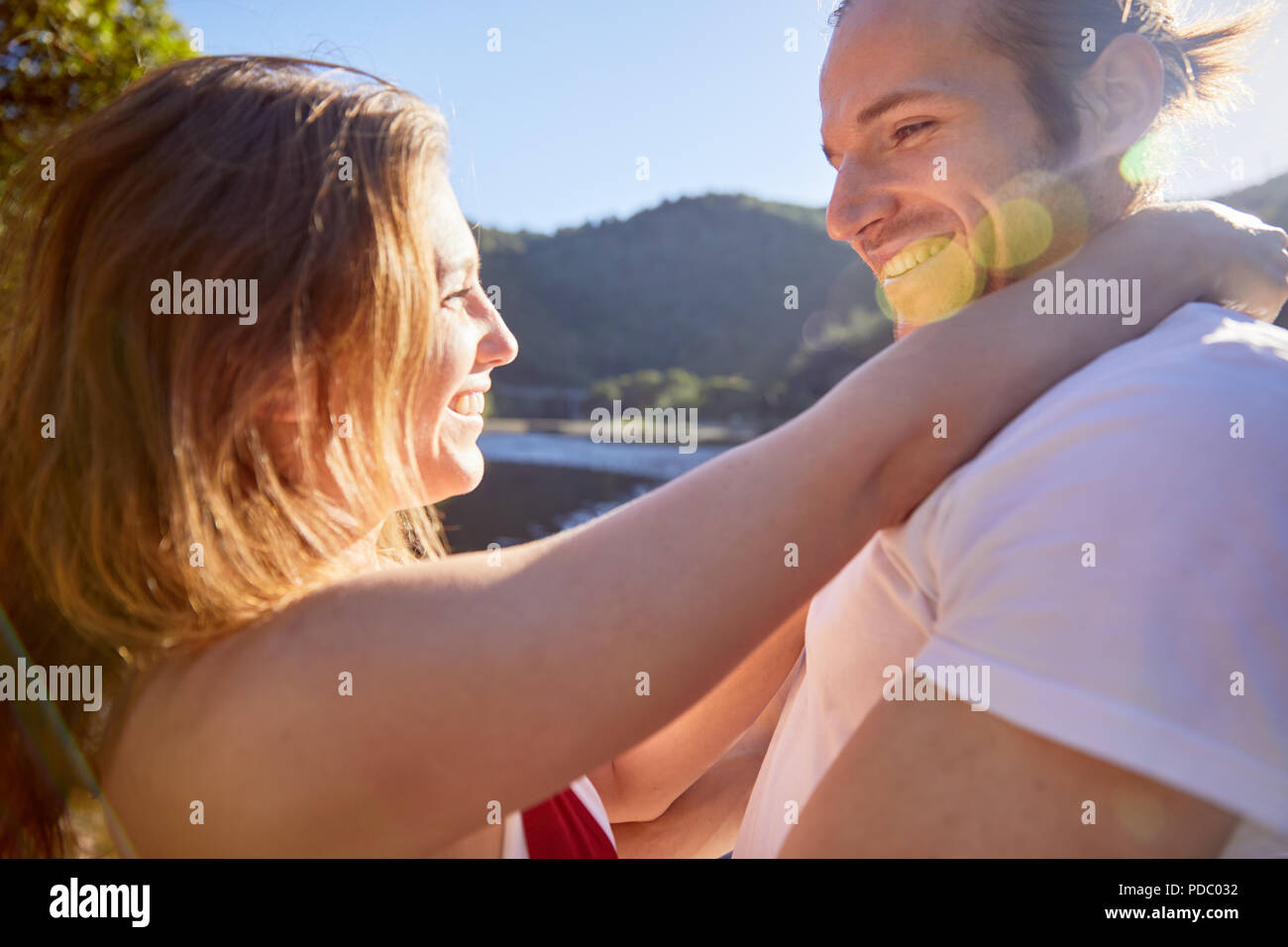 Affectueux, carefree couple hugging Banque D'Images