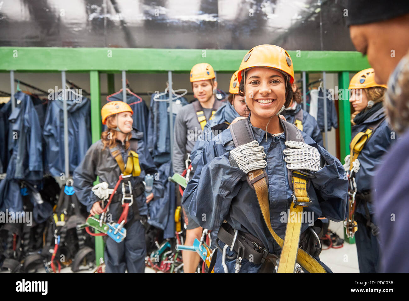 Portrait souriant, avide femme préparant à zip line Banque D'Images Portrait souriant, avide femme préparant à zip line Banque D'Images
