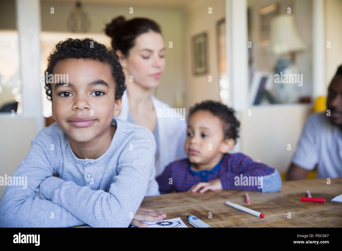 Coloriage garçon Portrait confiant avec la famille à table Banque D'Images