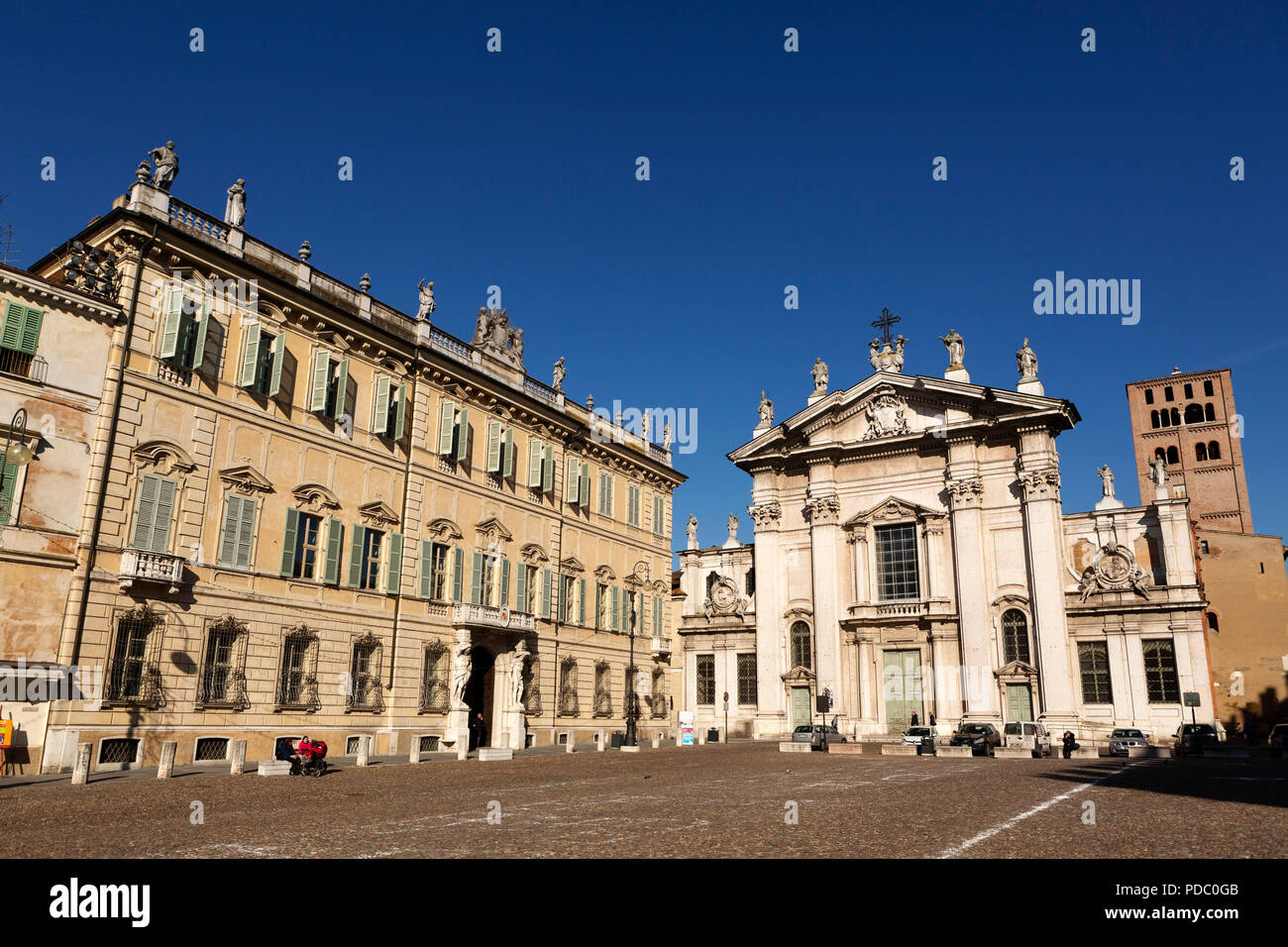 Façades de la Palazzo Sordello et Mantua Cathedral, vu de la Piazza Sordello, à Mantoue, Italie. La cathédrale Baroque est dédiée à St Pierre. Banque D'Images