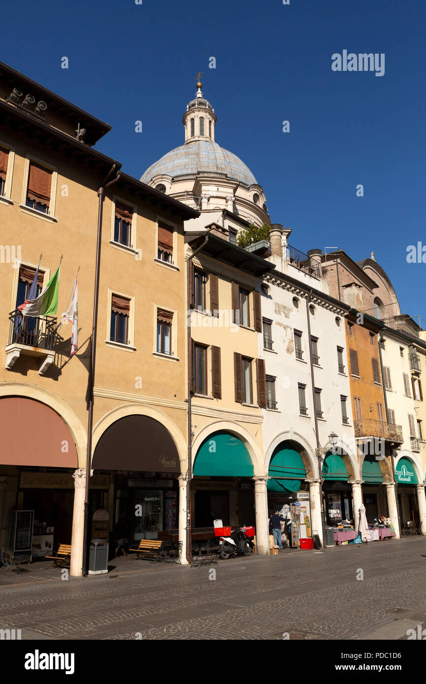 Bâtiments de couleur pastel sur la Piazza delle Erbe place publique à Mantoue, Italie. La coupole de la Basilique de Sant'Andrea chuch peut être vu au-dessus de t Banque D'Images