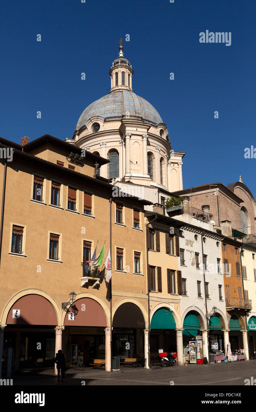 Bâtiments de couleur pastel sur la Piazza delle Erbe place publique à Mantoue, Italie. La coupole de la Basilique de Sant'Andrea chuch peut être vu au-dessus de t Banque D'Images