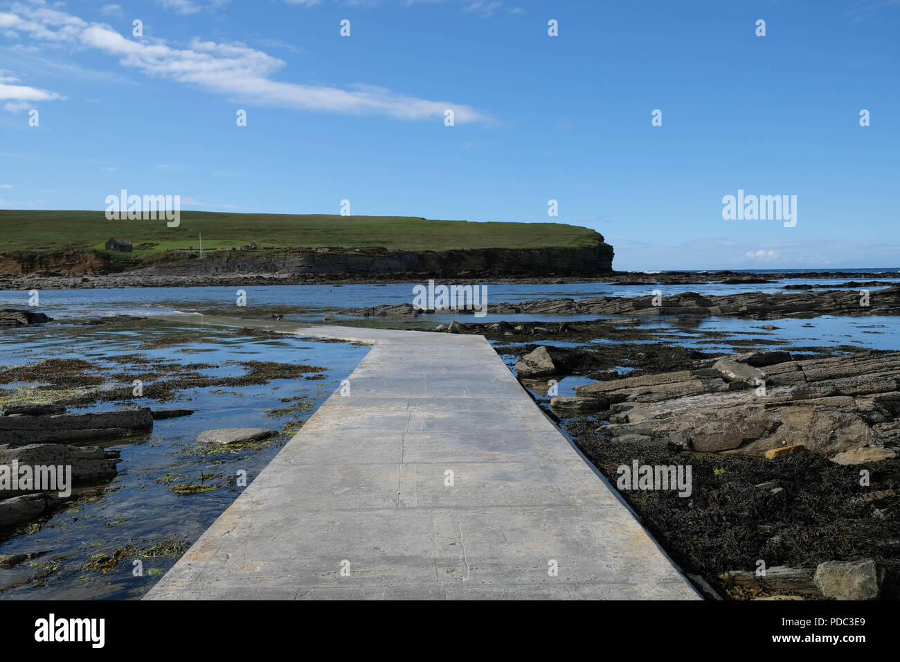 Causeway à Brough de Birsay, Orkney, dès les beaux jours d'août 2018 Banque D'Images