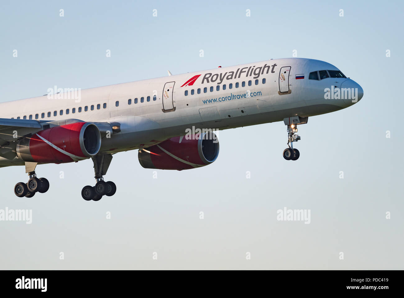 Novosibirsk, Russie - 7 juin 2018 : Boeing 757-2Q8 50-2106-BTR Vol Royal des approches pour l'atterrissage à l'aéroport international Tolmachevo. Banque D'Images