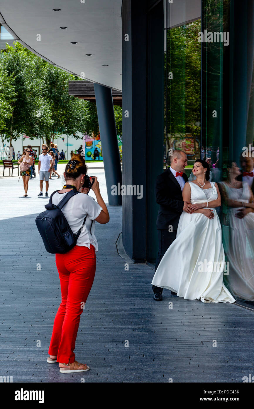 Un couple de poser pour leurs photos de mariage à l'extérieur de l'hôtel de ville, Londres, Angleterre Banque D'Images