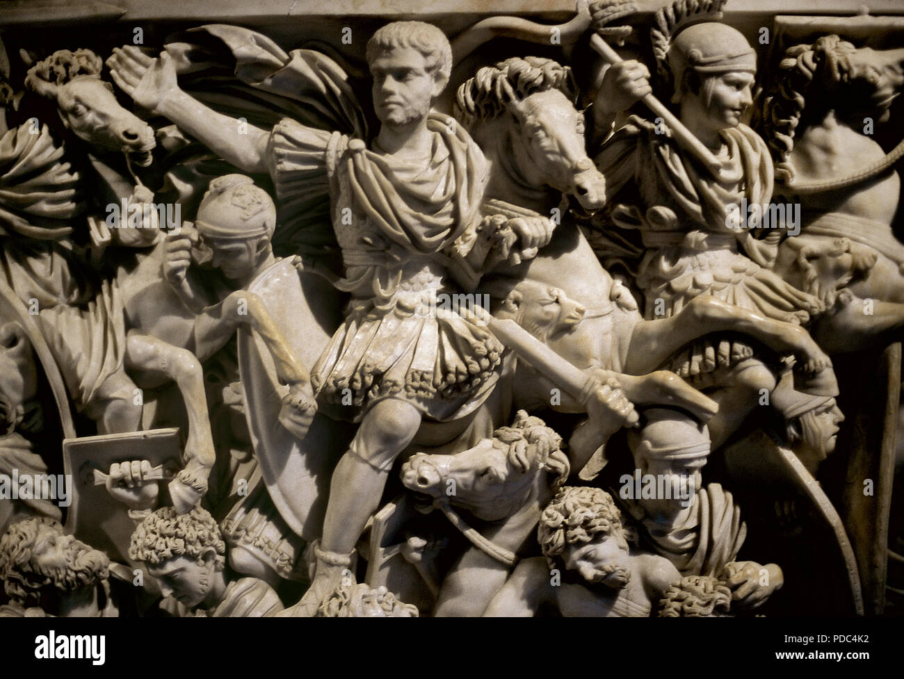 Grand Sarcophage Ludovisi. Roman. 250 AD. Détail de la relief représentant la bataille entre les Romains et les Goths. La figure centrale a été identifié avec Hostilian, fils de l'empereur Dèce. En Proconnesian. Palais Altemps. Rome, Italie. Banque D'Images