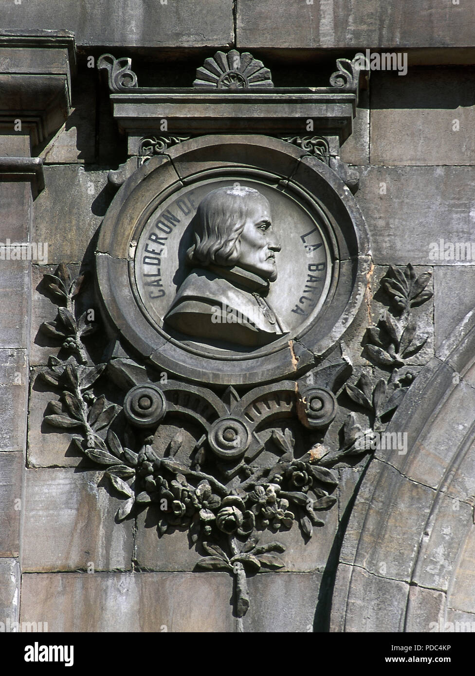 Pedro Calderon de la Barca (Madrid, 1600-1681). Poète espagnol, dramaturge et écrivain du Siècle d'or espagnol. Relief sur un médaillon. Façade de la Bibliothèque nationale, détail. Madrid, Espagne. Banque D'Images