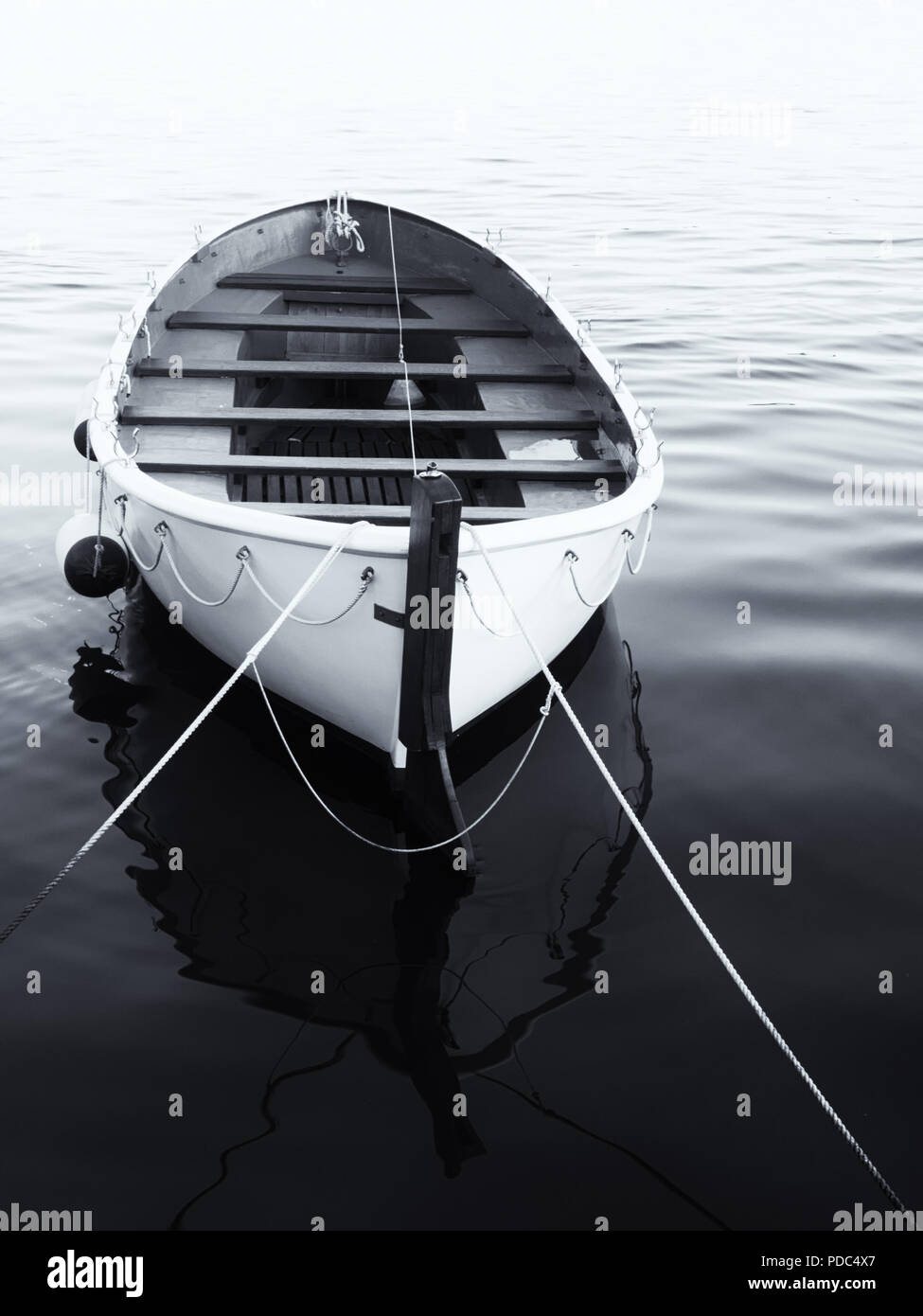 Image Monochrome d'une barque vide dans l'eau Banque D'Images