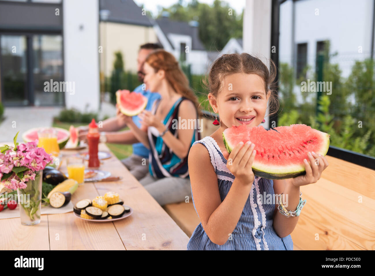 Girl enjoying petit mignon sa nourriture Banque D'Images