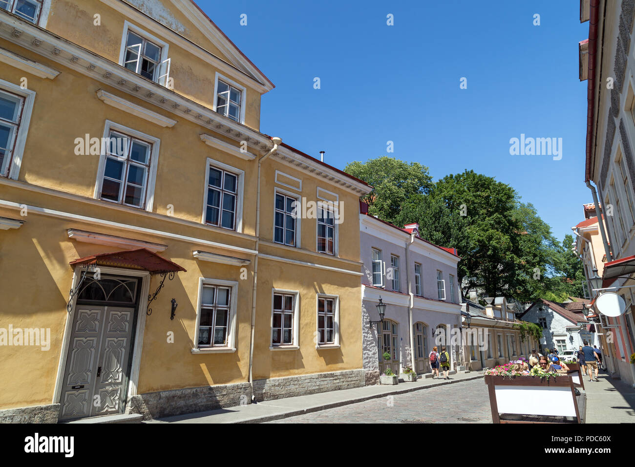 Les bâtiments anciens et peu de touristes sur la rue Uus à la vieille ville de Tallinn, Estonie, lors d'une journée ensoleillée en été. Banque D'Images