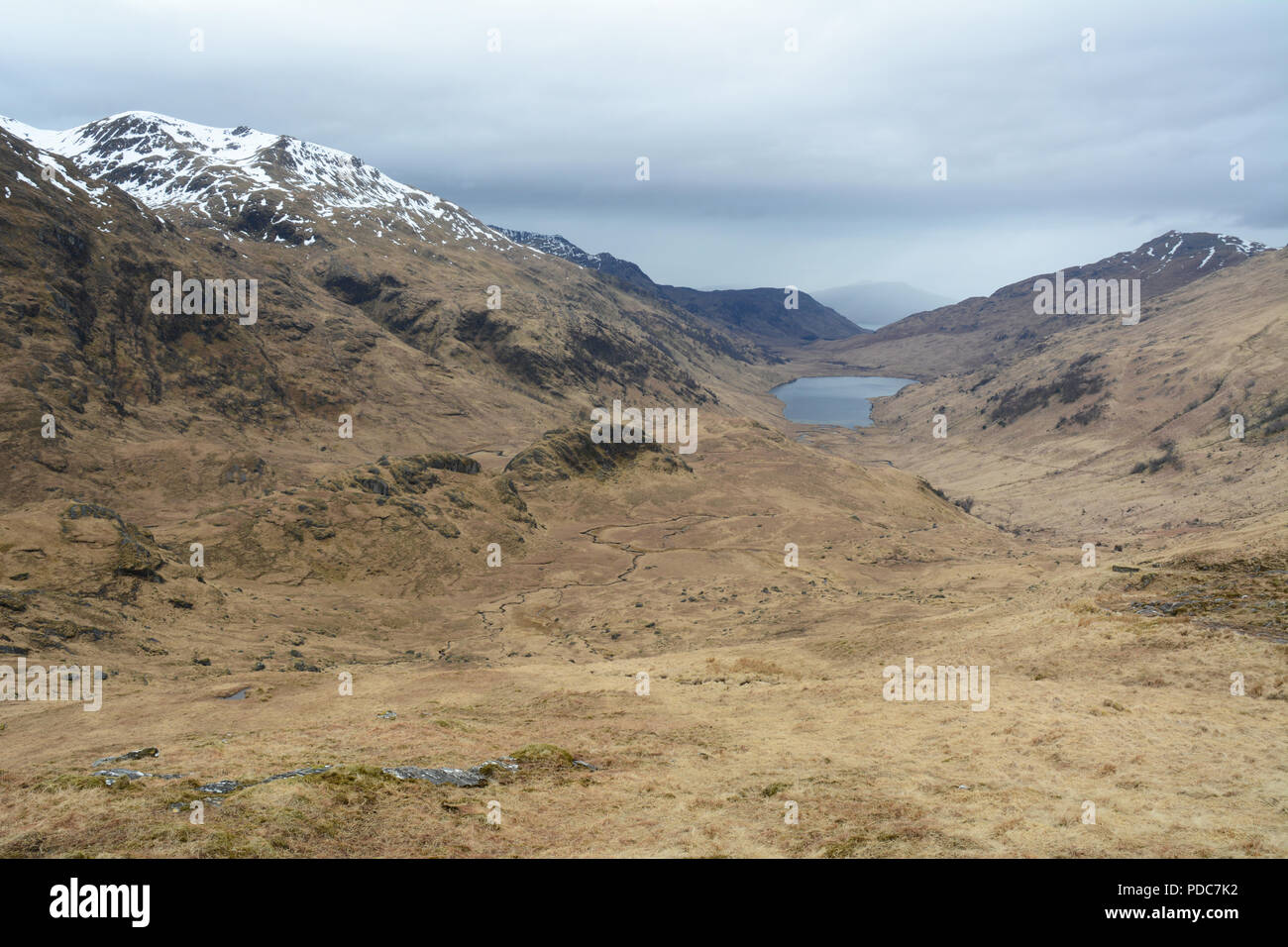 Le sentier le long de la vallée menant à Inverie de Kinloch Hourn dans les Highlands écossais, Knoydart Peninsula, nord-ouest de l'Ecosse, Grande-Bretagne. Banque D'Images