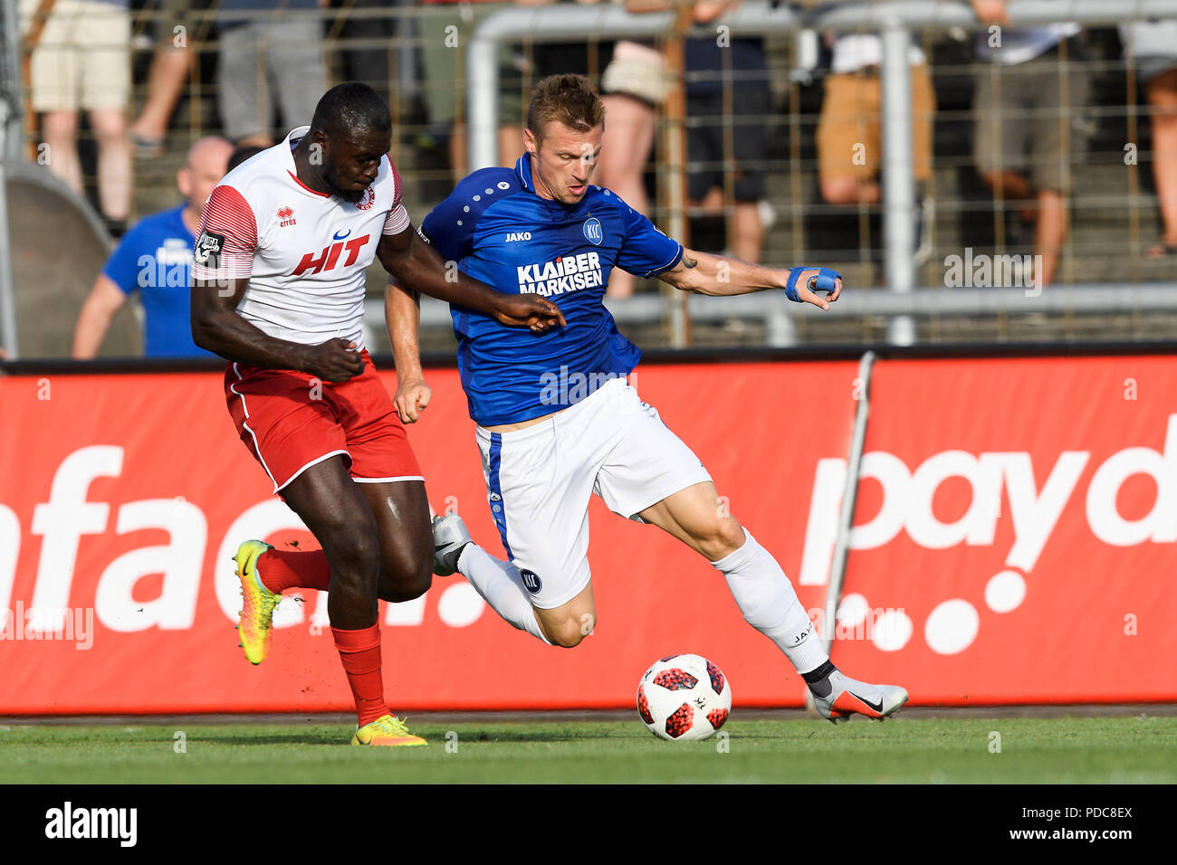 Marvin Pourie (KSC) en duels avec Bernard Kyere (Koeln). GES / Soccer / 3e Ligue : SC Fortuna Koeln - Karlsruher SC, 07.08.2018 - Football / Soccer 3e Division : SC Fortuna Cologne vs Karlsruher SC, Cologne, 07 août 2018 - DFL règlement interdit toute utilisation des photographies comme des séquences d'images et / ou quasi-vidéo dans le monde entier d'utilisation | Banque D'Images