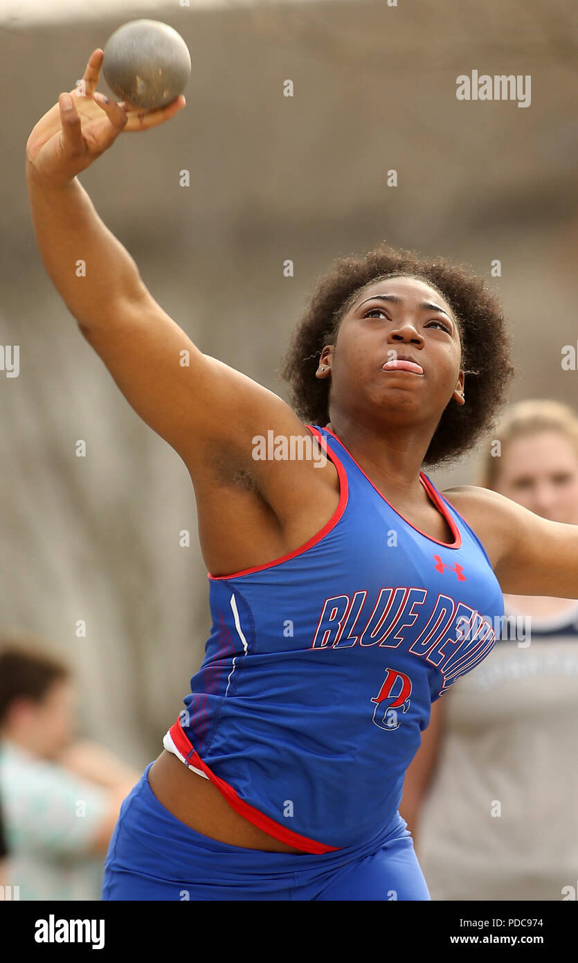 Davenport, Iowa, États-Unis. Apr 12, 2018. Davenport Central Lea Grady lance le lancer du 42-3, le jeudi 12 avril 2018, au cours de la 83e Journée annuelle de Jesse tenue à relais, rue Brady Stadium à Davenport. Elle a remporté l'événement. Publié le 4 mai 2018. Davenport Central Lea Grady lance la tour de 43 pieds 6 pouces de terminer premier dans l'événement le jeudi au cours de la piste pour MAC rencontrez tenue à TouVelle Stadium à Bettendorf. Crédit : John Schultz/Quad-City Times/ZUMA/Alamy Fil Live News Banque D'Images