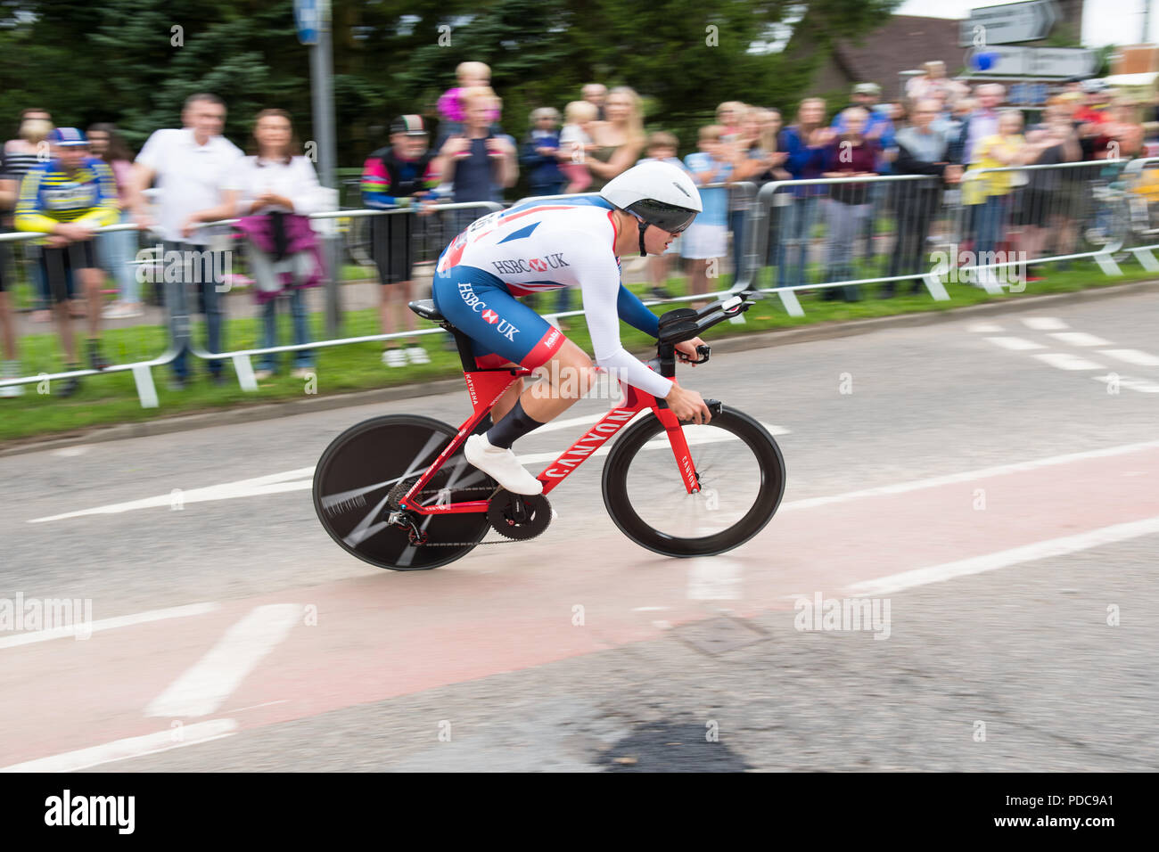 Strathblane, Glasgow, Scotland, UK - 8 août 2018 : European Championships mens vélo time trial - Great Britains Tanfield Harry d'être acclamé par la foule alors qu'il accélère à travers le village de Strathblane Crédit : Kay Roxby/Alamy Live News Banque D'Images