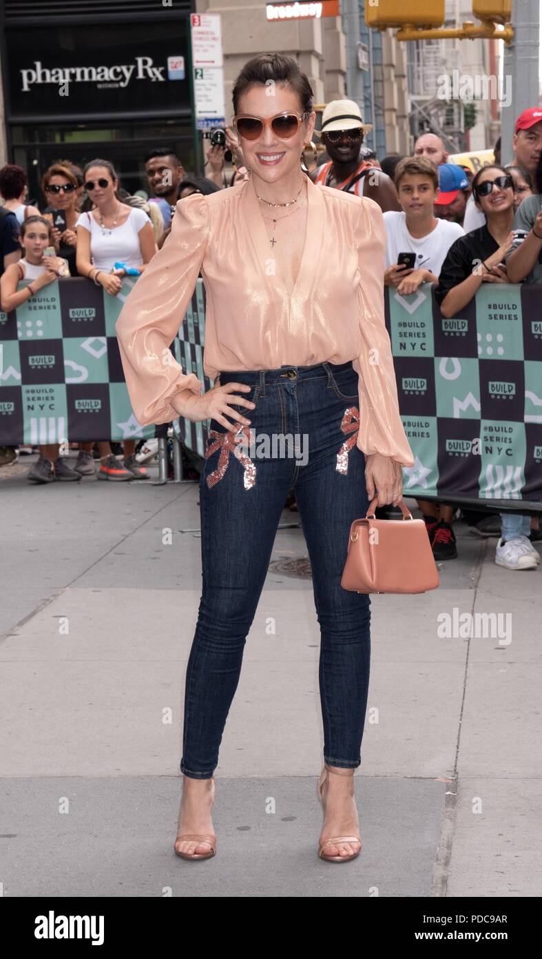 New York, NY, USA. 7e août 2018. Alyssa Milano dehors et environ pour la célébrité Candids - TUE, construire Studio NY, New York, NY, le 7 août 2018. Credit : RCF/Everett Collection/Alamy Live News Banque D'Images