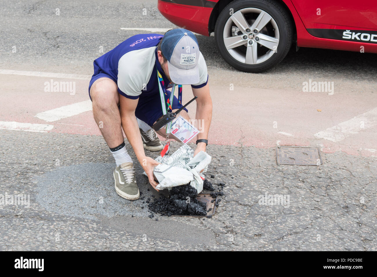 Strathblane, Glasgow, Scotland, UK - 8 août 2018 : European Championships mens vélo time trial - last minute road préparatifs tout quelques minutes avant les cyclistes sont passés par le village de Kirkhouse Inn pour la mens time trial event Crédit : Kay Roxby/Alamy Live News Banque D'Images