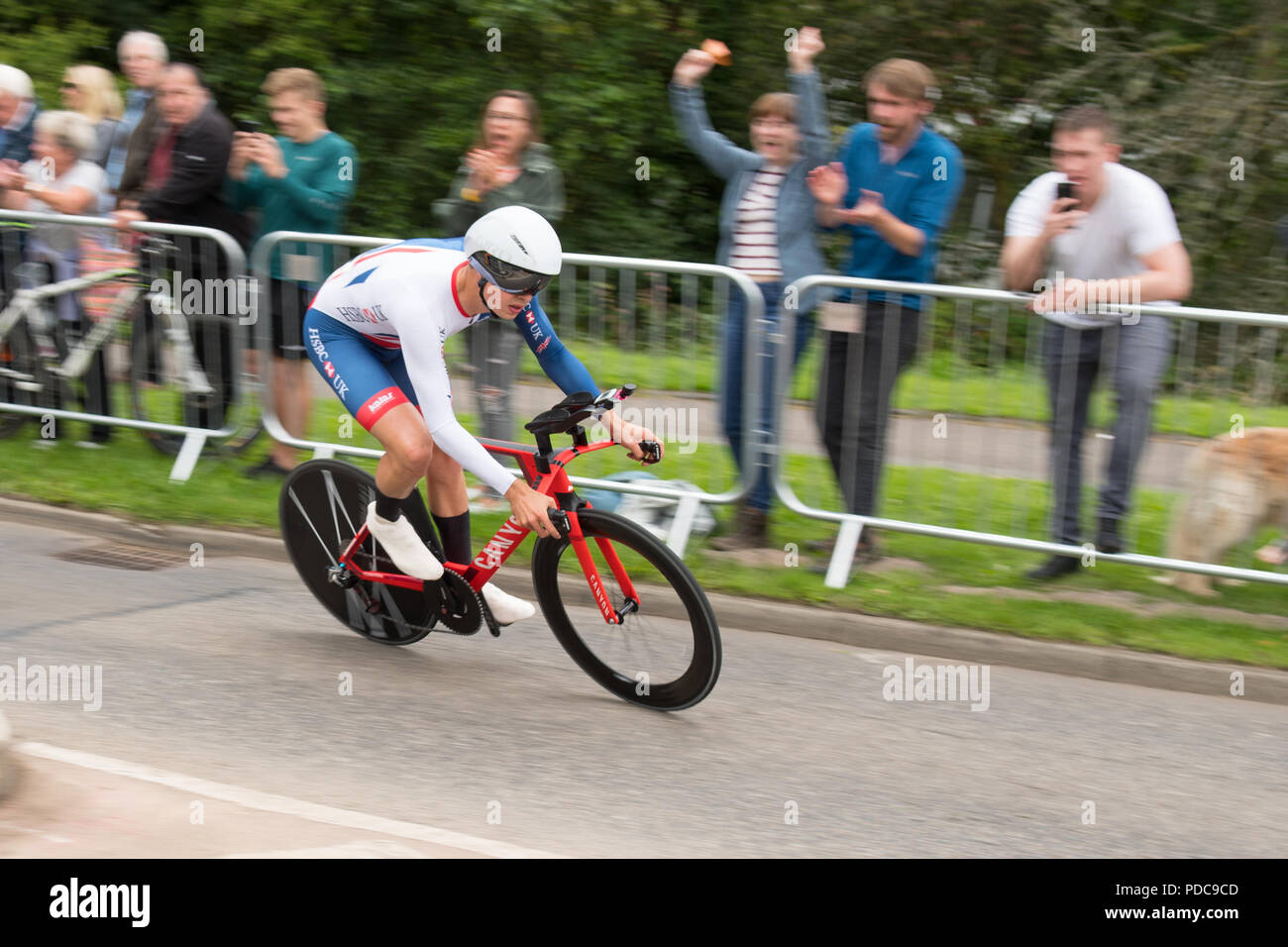 Strathblane, Glasgow, Scotland, UK - 8 août 2018 : European Championships mens vélo time trial - Great Britains Tanfield Harry d'être acclamé par la foule alors qu'il accélère à travers le village de Strathblane Crédit : Kay Roxby/Alamy Live News Banque D'Images