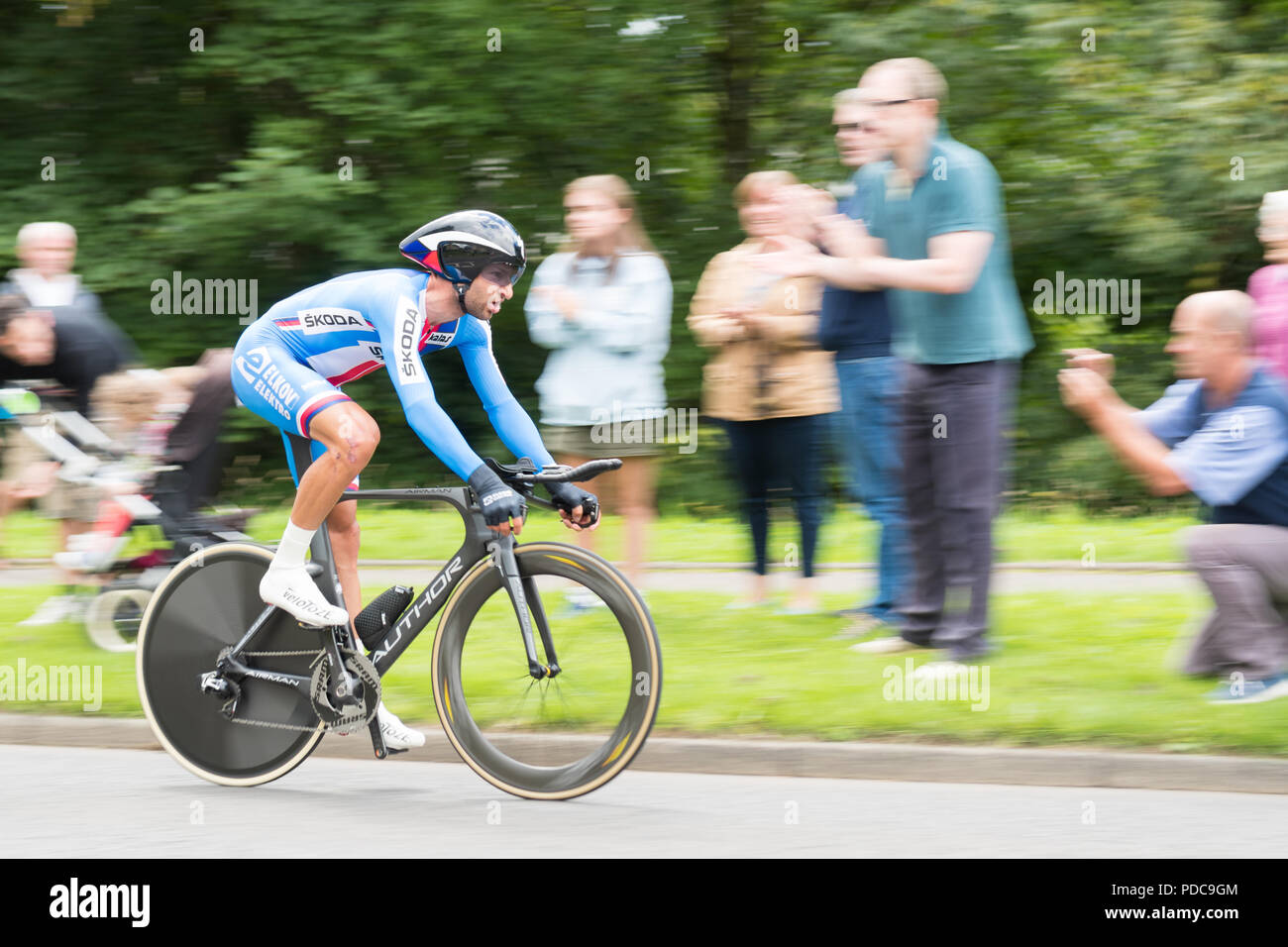 Strathblane, Glasgow, Scotland, UK - 8 août 2018 : European Championships mens vélo time trial - Jan Barta (CZE) d'être acclamé par le village de Strathblane au cours de l'événement time trial vélo pour hommes aux Championnats d'Europe 2018 Credit : Kay Roxby/Alamy Live News Banque D'Images