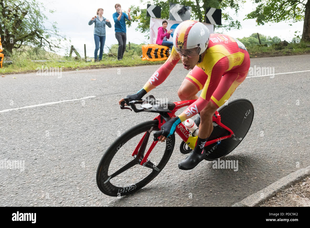 Strathblane, Glasgow, Scotland, UK - 8 août 2018 : European Championships mens vélo time trial - médaille d'Jonathan CASTROVIEJO (Espagne) à cheval dans le village de Strathblane Crédit : Kay Roxby/Alamy Live News Banque D'Images