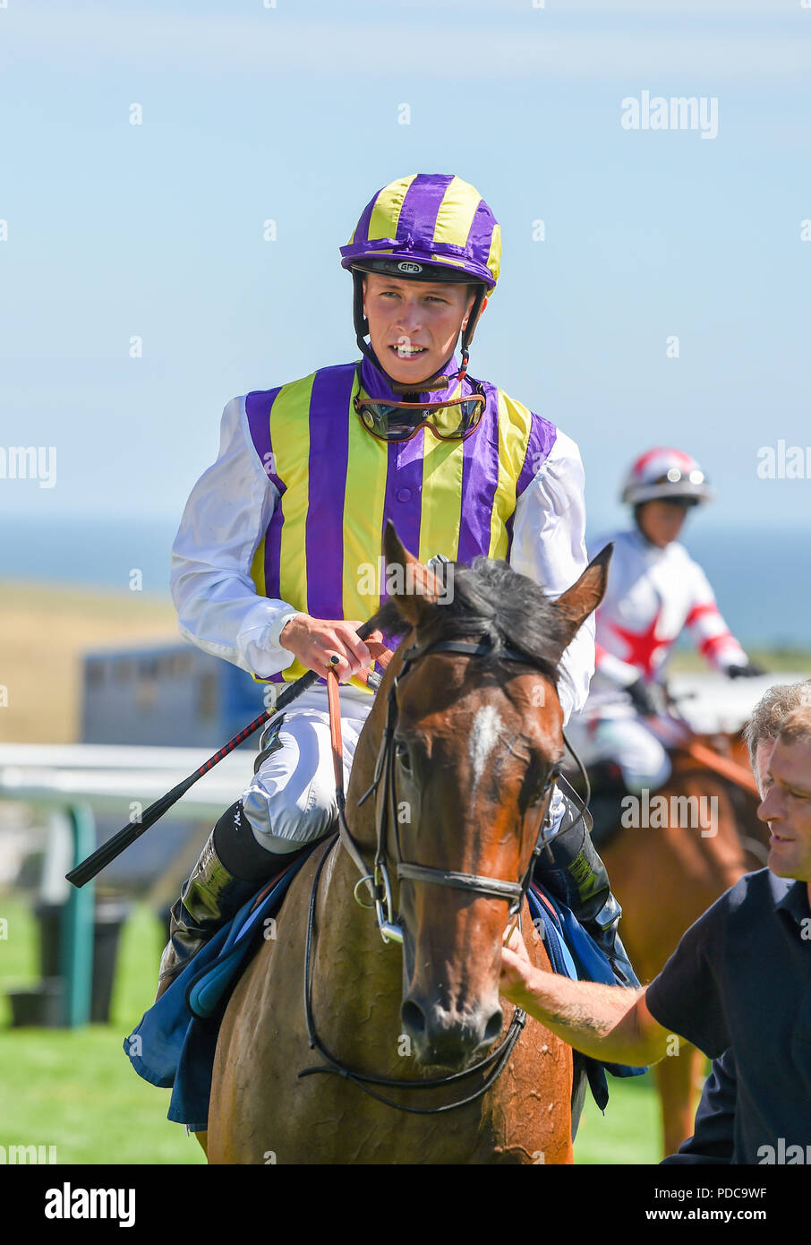 Brighton UK 8 août 2018 - Jason jockey Local Watson après son deuxième vainqueur du jour Tinto dans le AppNursery Télécharger l'Marathonbet Handicap Stakes du Brighton Festival de courses Courses Marathonbet Ouverture Marstons Jour Crédit : Simon Dack/Alamy Live News Banque D'Images