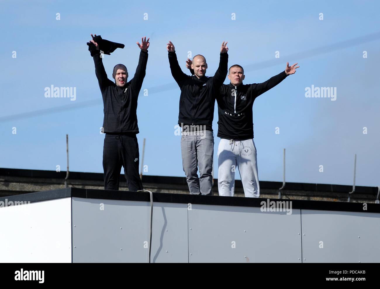 Protestation de la prison, trois prisonniers protestation sur le toit de la prison de Portland, jeunes délinquants, l'établissement Portland, Dorset, UK Crédit : Finnbarr Webster/Alamy Live News Banque D'Images