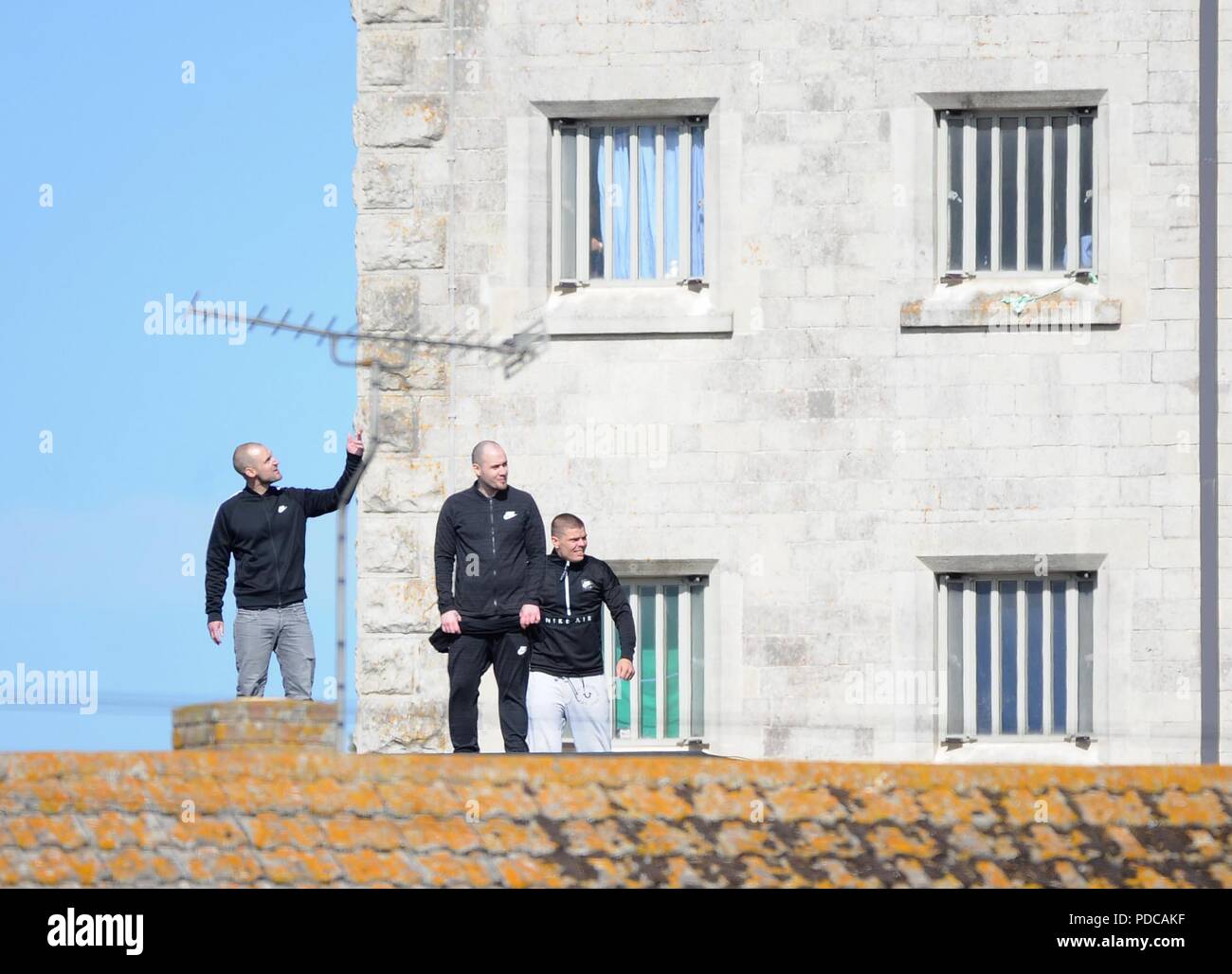 Protestation de la prison, trois prisonniers protestation sur le toit de la prison de Portland, jeunes délinquants, l'établissement Portland, Dorset, UK Crédit : Finnbarr Webster/Alamy Live News Banque D'Images