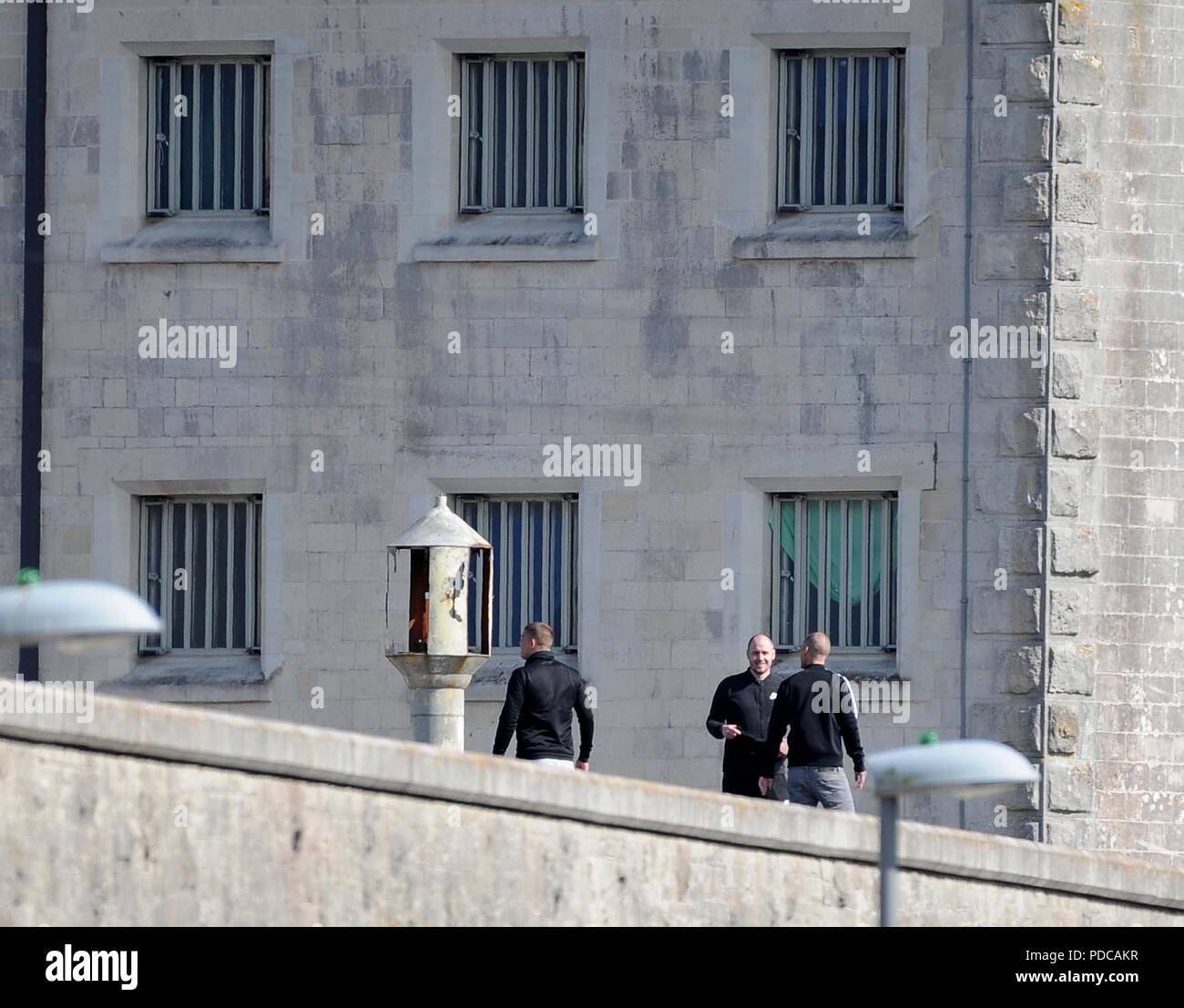 Protestation de la prison, trois prisonniers protestation sur le toit de la prison de Portland, jeunes délinquants, l'établissement Portland, Dorset, UK Crédit : Finnbarr Webster/Alamy Live News Banque D'Images