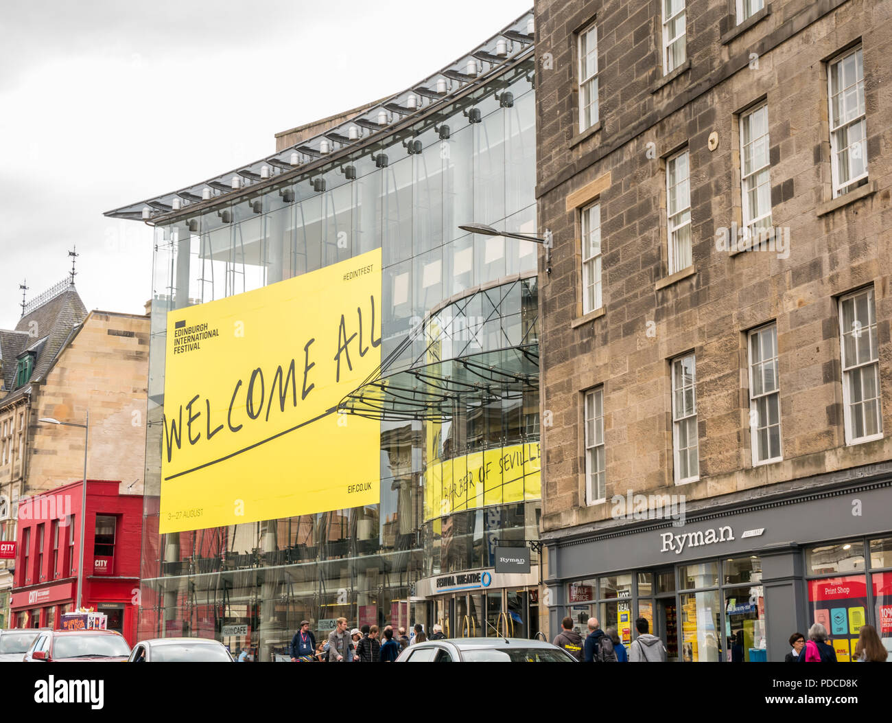 Festival International d'Édimbourg, Edinburgh, Ecosse, Royaume-Uni. 8 août 2018. Le Festival Theatre, Nicholson Street, façade en verre recouvert d'un grand Festival International d'Édimbourg jaune bannière de bienvenue. Il est l'un des principaux lieux de théâtre, danse et musique au cours de l'été chaque FEI Banque D'Images