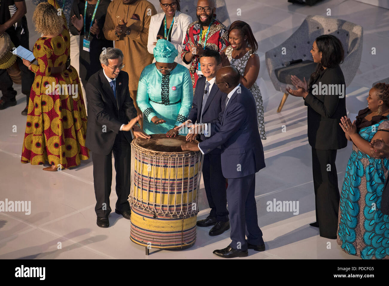 (180809) -- JOHANNESBURG, 9 août, 2018 (Xinhua) -- le président chinois Alibaba Ma Yun (2e R Avant) lance le prix Netpreneur avec honneur réduite au cours de la conférence "La montée de l'Afrique Lions' numérique à Johannesburg, Afrique du Sud, du 8 aout 2018. L'e-commerce chinois Alibaba Président du géant Ma Yun a lancé mercredi ici le prix d'appuyer Netpreneur africaine exemplaire des dirigeants d'entreprise. Le prix accorde 10 millions de dollars américains à 100 entrepreneurs africains au cours des 10 dernières années a porté sur l'innovation, l'autonomisation économique des femmes et des petites entreprises. (Xinhua/Chen Cheng) Banque D'Images