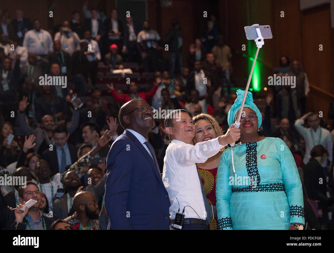 Johannesburg, Afrique du Sud. 8e août 2018. Le président chinois Alibaba Ma Yun (2e L) prend un avec honneur selfies réduite au cours de la conférence "La montée de l'Afrique Lions' numérique à Johannesburg, Afrique du Sud, du 8 aout 2018. L'e-commerce chinois Alibaba Président du géant Ma Yun a lancé mercredi ici le prix d'appuyer Netpreneur africaine exemplaire des dirigeants d'entreprise. Le prix accorde 10 millions de dollars américains à 100 entrepreneurs africains au cours des 10 dernières années a porté sur l'innovation, l'autonomisation économique des femmes et des petites entreprises. Crédit : Chen Cheng/Xinhua/Alamy Live News Banque D'Images