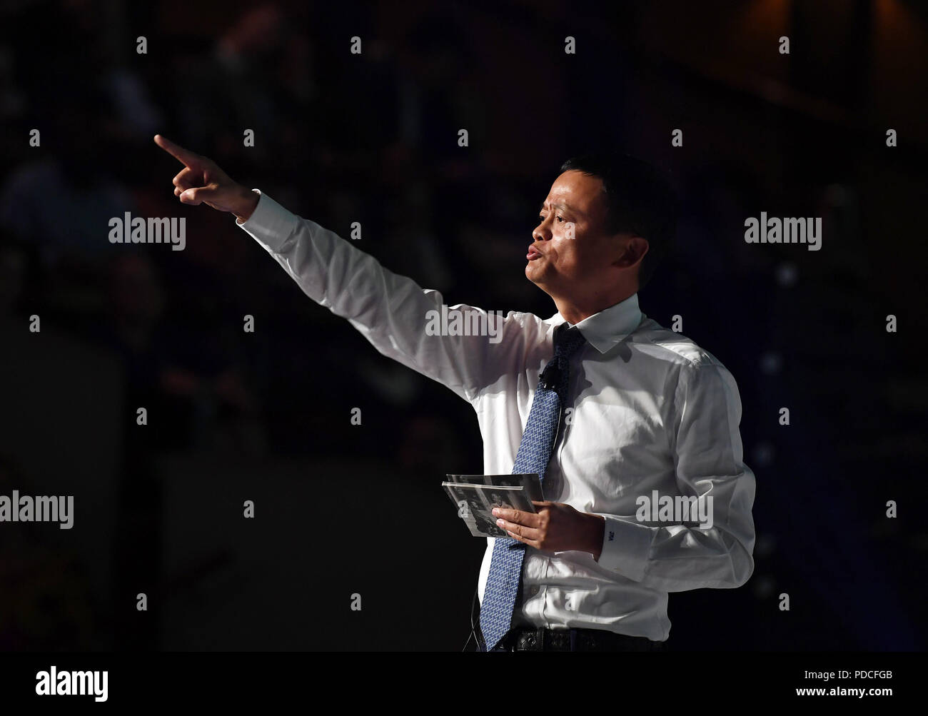 Johannesburg, Afrique du Sud. 8e août 2018. Le président chinois Alibaba Ma Yun parle au cours de la conférence "La montée de l'Afrique Lions' numérique à Johannesburg, Afrique du Sud, du 8 aout 2018. L'e-commerce chinois Alibaba Président du géant Ma Yun a lancé mercredi ici le prix d'appuyer Netpreneur africaine exemplaire des dirigeants d'entreprise. Le prix accorde 10 millions de dollars américains à 100 entrepreneurs africains au cours des 10 dernières années a porté sur l'innovation, l'autonomisation économique des femmes et des petites entreprises. Crédit : Chen Cheng/Xinhua/Alamy Live News Banque D'Images