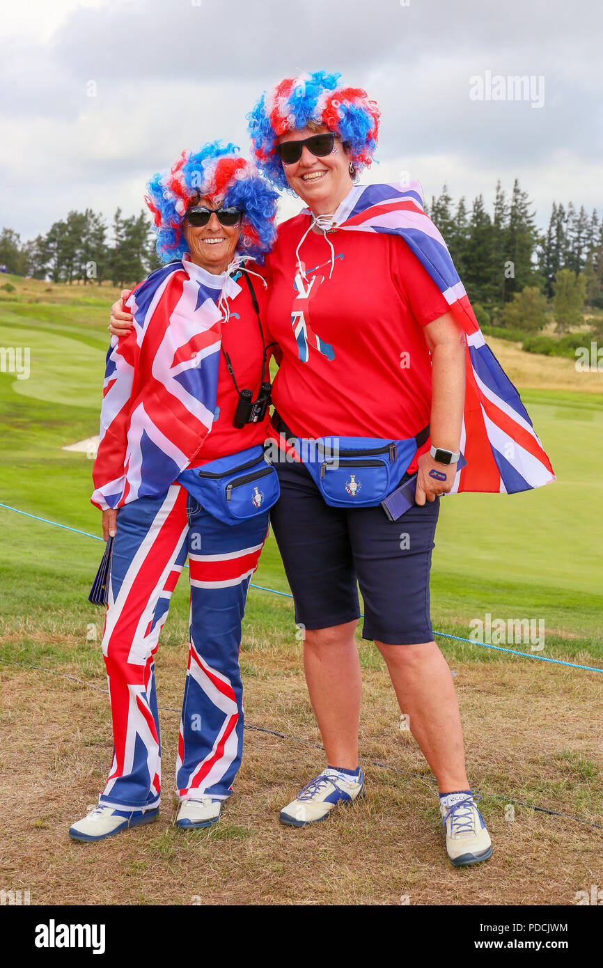 Gleneagles, Écosse, Royaume-Uni. 9 Août, 2018. Deux amis ; ANN MURPHY (à gauche) et Hannah Sykes (droite) a voyagé de Liverpool pour appuyer les golfeur ; LEE SLATER qui associe Callum SHINKWIN est en compétition dans les quatre match play ball représentant ; Grande-Bretagne 1. Les deux femmes ont sur les chandails rouges parce qu'ils sont partisans du Liverpool FC. Credit : Findlay/Alamy Live News Banque D'Images