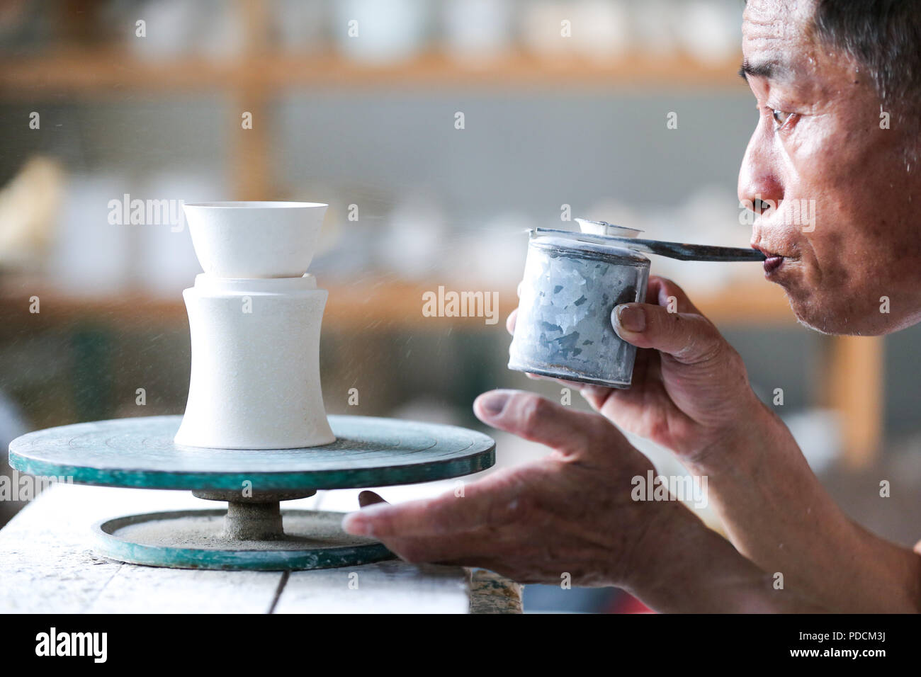 Jingdezhen, Chine, province de Jiangxi. 9 Août, 2018. Huang Xinping, membre de l 'Kuaixueshiqing' studio, fait un produit en porcelaine Jingdezhen City, province de Jiangxi, Chine orientale, 9 août, 2018. Créé en 2010, le 'Kuaixueshiqing' studio se compose d'artisans en porcelaine avec des compétences différentes, et est dédié à l'innovation de l'artisanat en porcelaine traditionnelle. Credit : Pan Siwei/Xinhua/Alamy Live News Banque D'Images