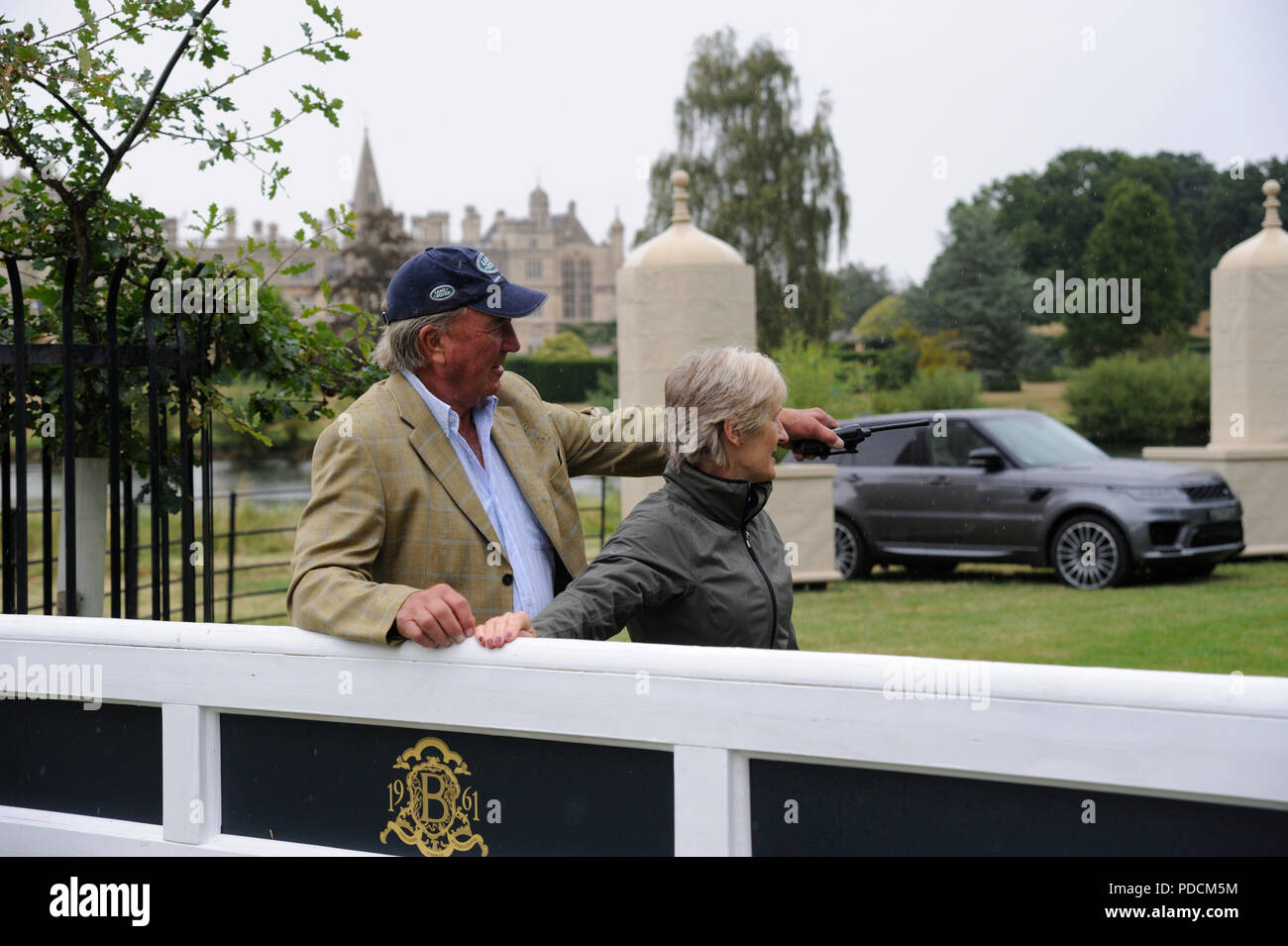 Stamford, Lincolnshire, Royaume-Uni. 9 Août, 2018. 9 août 2018. Le capitaine Mark Phillips et Elizabeth Inman posent devant Burghley House au cours de la 2018 Land Rover Burghley Horse Trials Media Preview Day, Stamford, au Royaume-Uni. Jonathan Clarke/Alamy Live News Banque D'Images